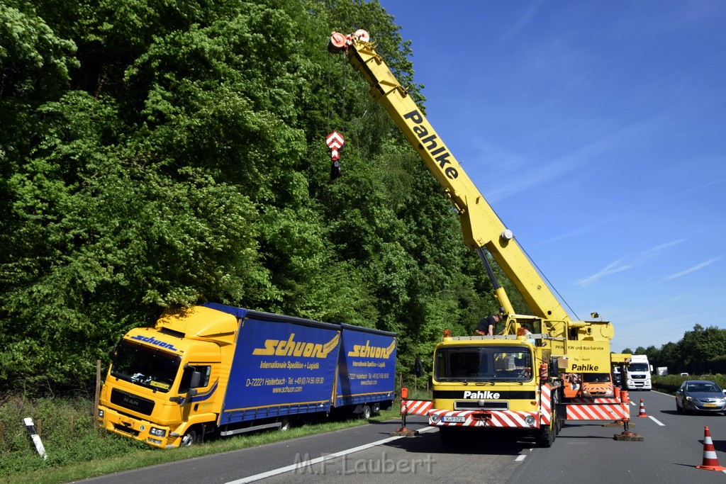 LKW in Boeschung A 3 Rich Frankfurt Hoehe Roesrath Lohmar P059.JPG - Miklos Laubert